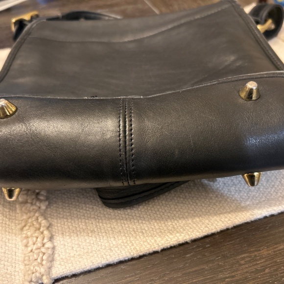 Vintage Coach bag black Front closure Inside zipper and buckle strap - Picture 3 of 7